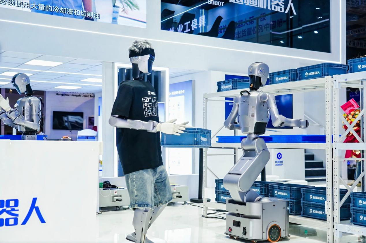 越疆&ldquo;機械臂+人形+輪式+多足&rdquo;具身機器人開啟工業智能體時代