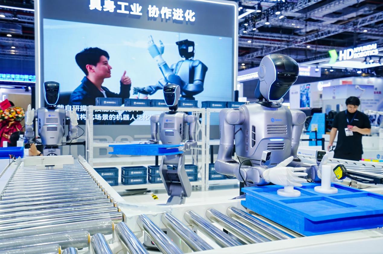 越疆&ldquo;機械臂+人形+輪式+多足&rdquo;具身機器人開啟工業智能體時代